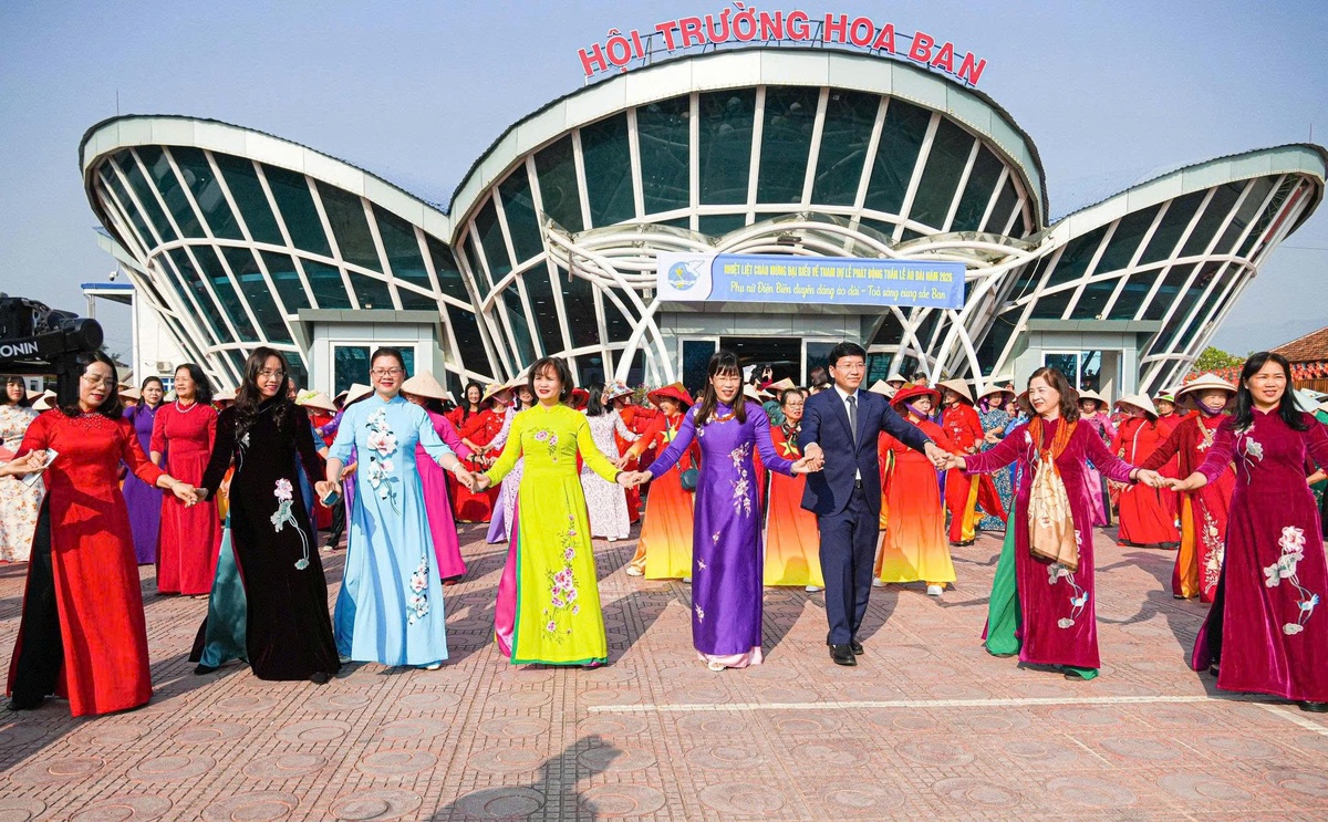 Phụ nữ Điện Biên duyên dáng áo dài, tỏa sáng cùng sắc hoa ban- Ảnh 4.