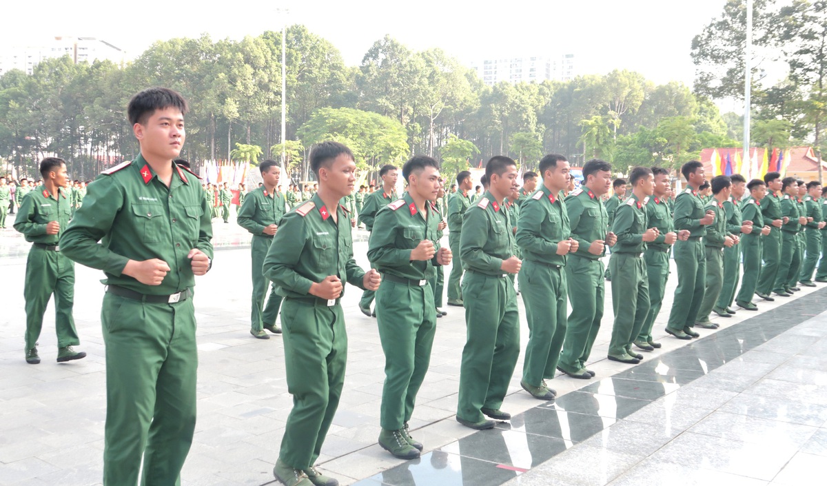 Hơn 2.500 cán bộ, chiến sĩ Quân khu 7 "Vững bước dưới cờ Đảng quang vinh"- Ảnh 13.