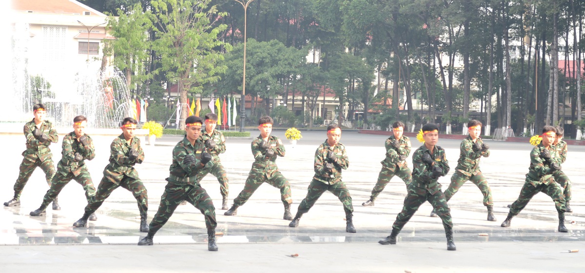 Hơn 2.500 cán bộ, chiến sĩ Quân khu 7 "Vững bước dưới cờ Đảng quang vinh"- Ảnh 6.