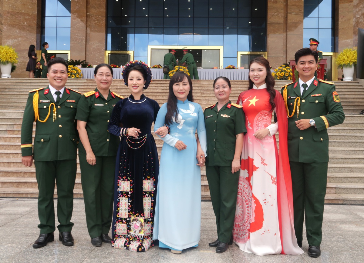 Hơn 2.500 cán bộ, chiến sĩ Quân khu 7 "Vững bước dưới cờ Đảng quang vinh"- Ảnh 3.