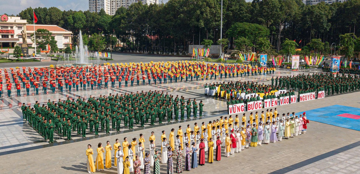 Hơn 2.500 cán bộ, chiến sĩ Quân khu 7 "Vững bước dưới cờ Đảng quang vinh"- Ảnh 7.