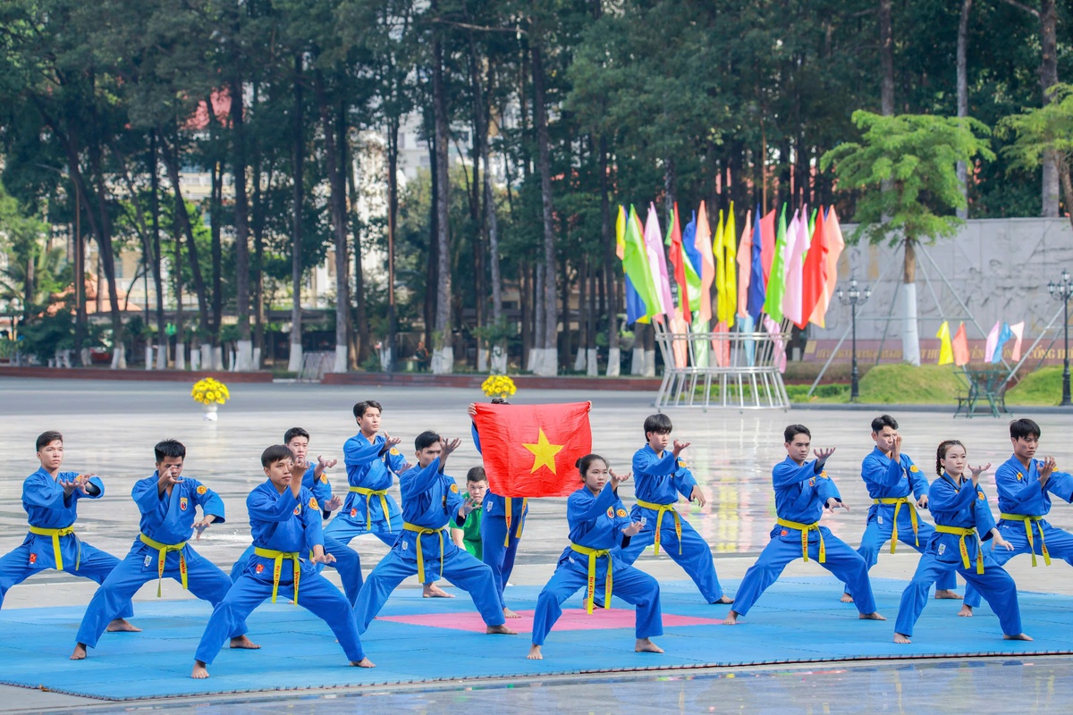 Hơn 2.500 cán bộ, chiến sĩ Quân khu 7 "Vững bước dưới cờ Đảng quang vinh"- Ảnh 12.