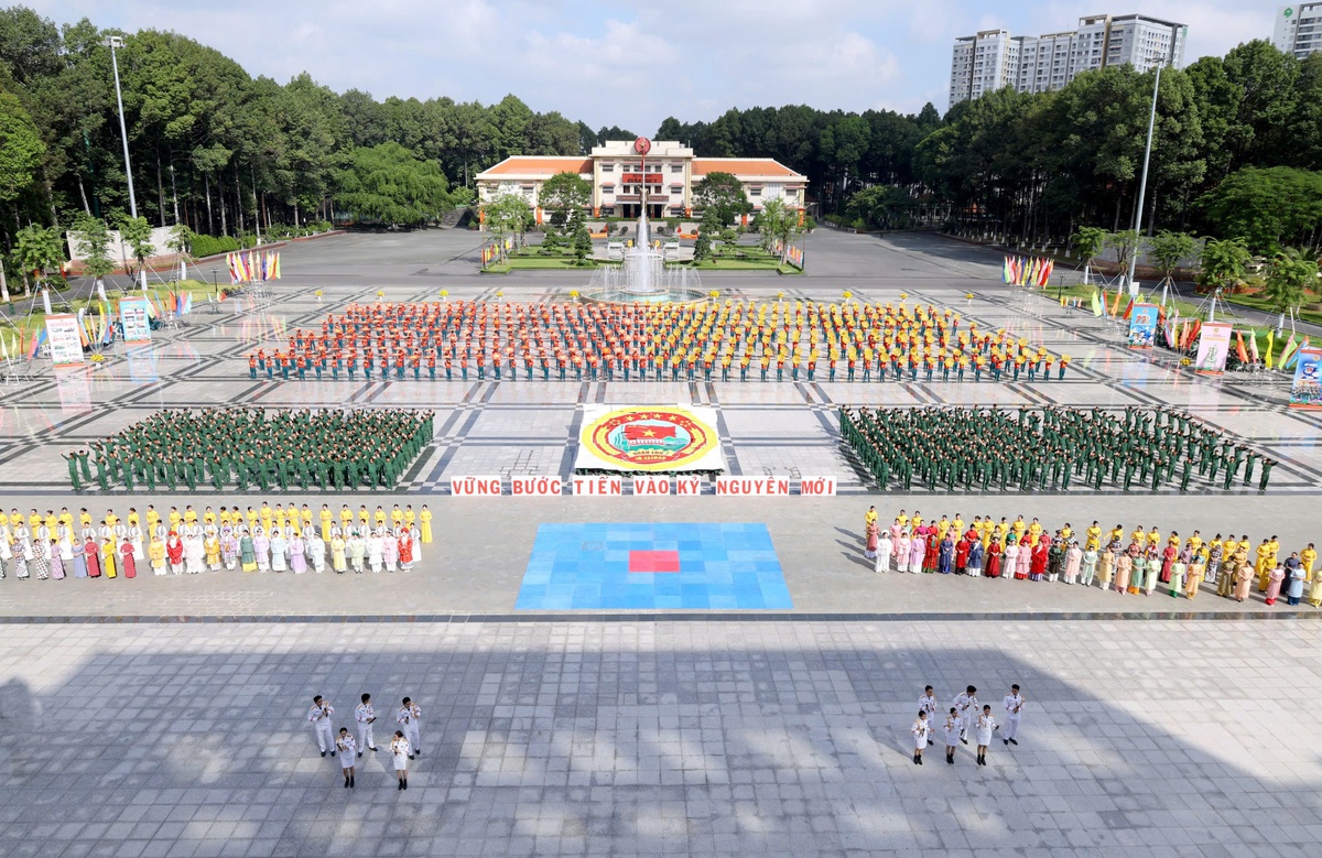 Hơn 2.500 cán bộ, chiến sĩ Quân khu 7 "Vững bước dưới cờ Đảng quang vinh"- Ảnh 1.