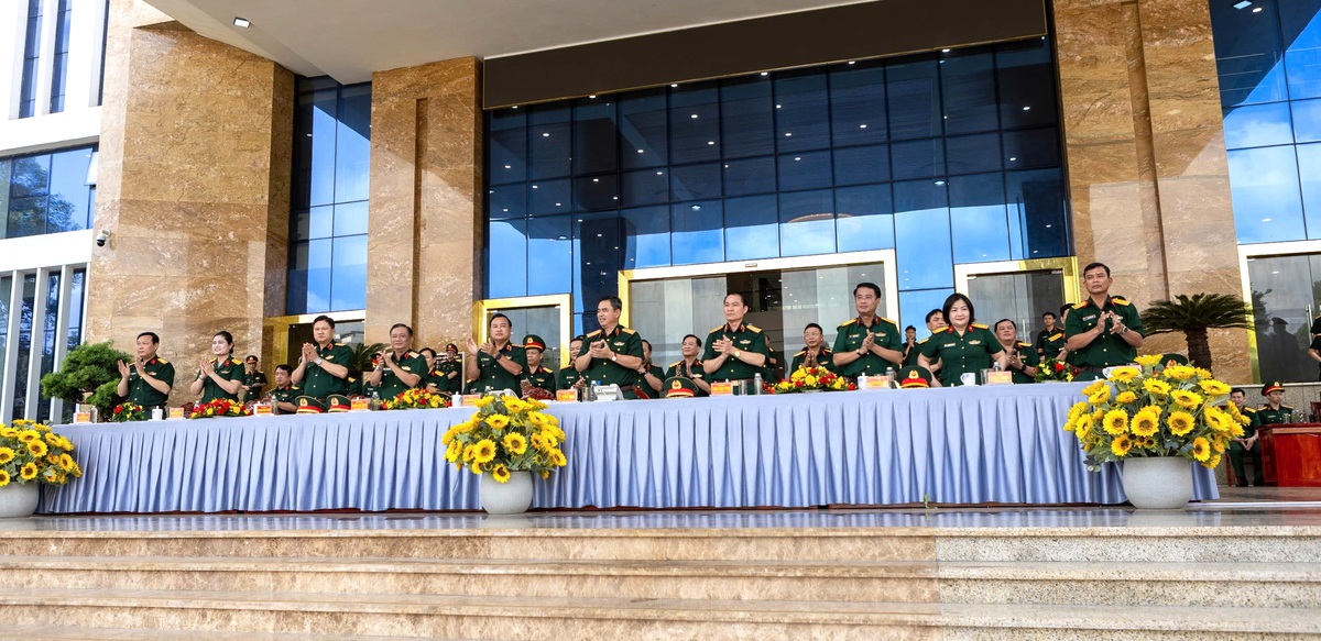 Hơn 2.500 cán bộ, chiến sĩ Quân khu 7 "Vững bước dưới cờ Đảng quang vinh"- Ảnh 2.