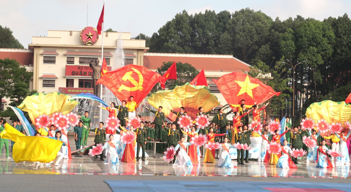 Hơn 2.500 cán bộ, chiến sĩ Quân khu 7 "Vững bước dưới cờ Đảng quang vinh"- Ảnh 5.