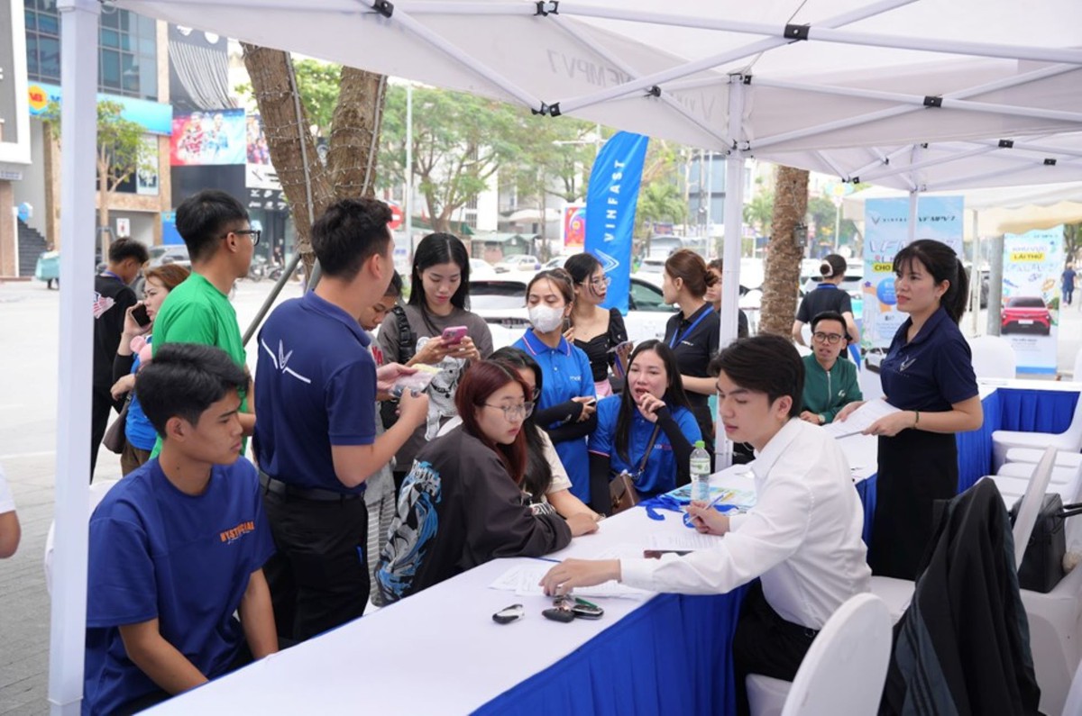 Lái thử vài phút, nhiều khách hàng chốt “chia tay” xe xăng, lên đời VF MPV 7- Ảnh 6.