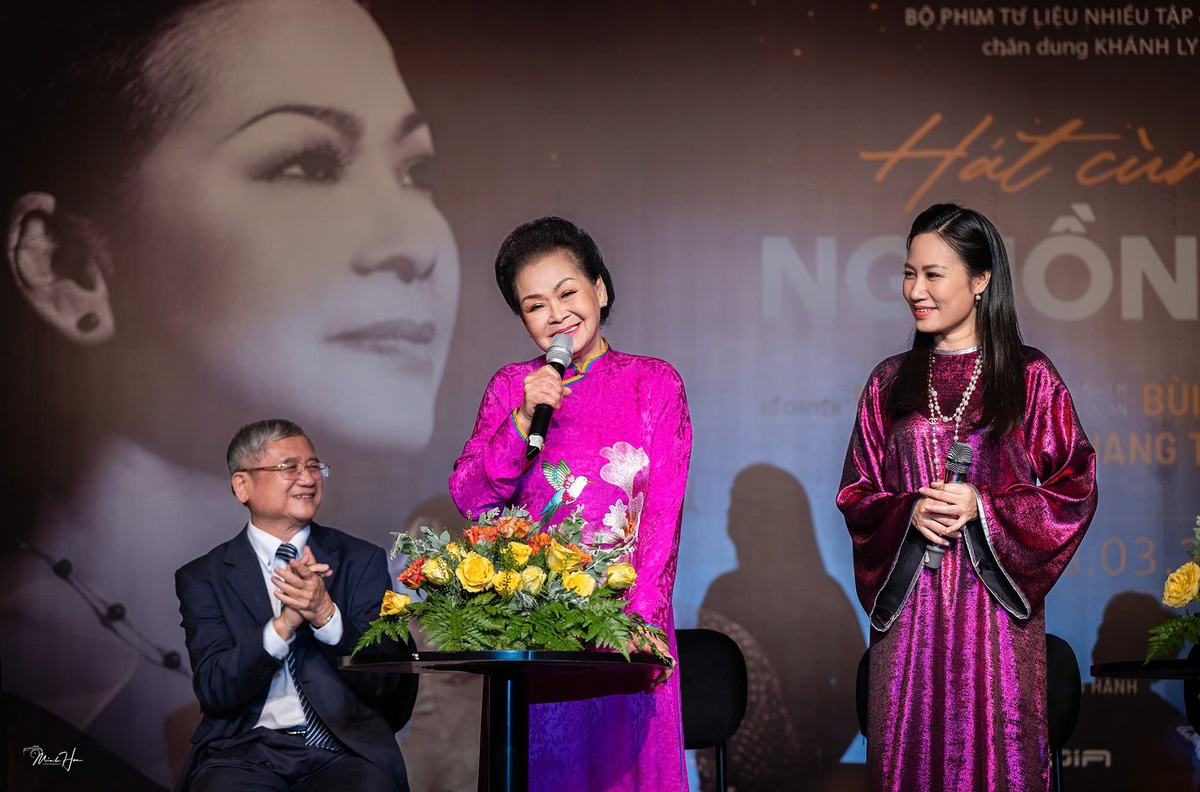 MC Hạnh An An và danh ca Khánh Ly trong buổi giới thiệu sách "Hát cùng nguồi cội - Chân dung Khánh Ly" do NXB Phụ nữ Việt Nam ấn hành MC Hạnh An An và danh ca Khánh Ly trong buổi giới thiệu sách "Hát cùng nguồi cội - Chân dung Khánh Ly" do NXB Phụ nữ Việt Nam ấn hành