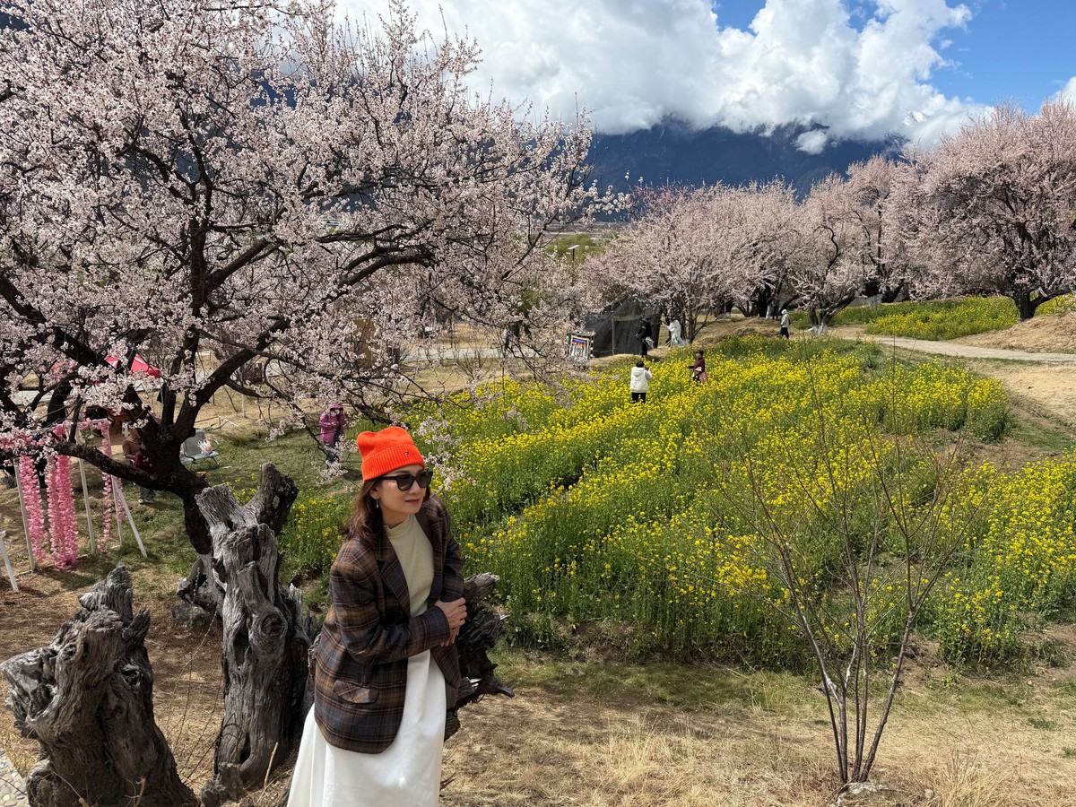 NSND Mỹ Uyên ngất ngây trước mùa hoa đào bên rặng Tuyết Sơn- Ảnh 8.