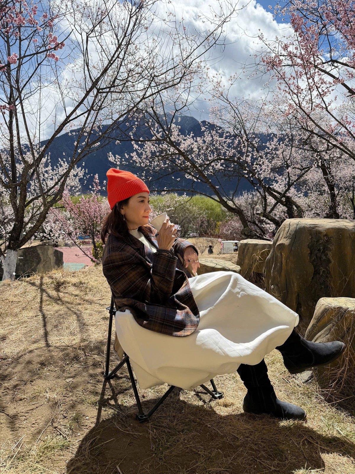 NSND Mỹ Uyên ngất ngây trước mùa hoa đào bên rặng Tuyết Sơn- Ảnh 5.