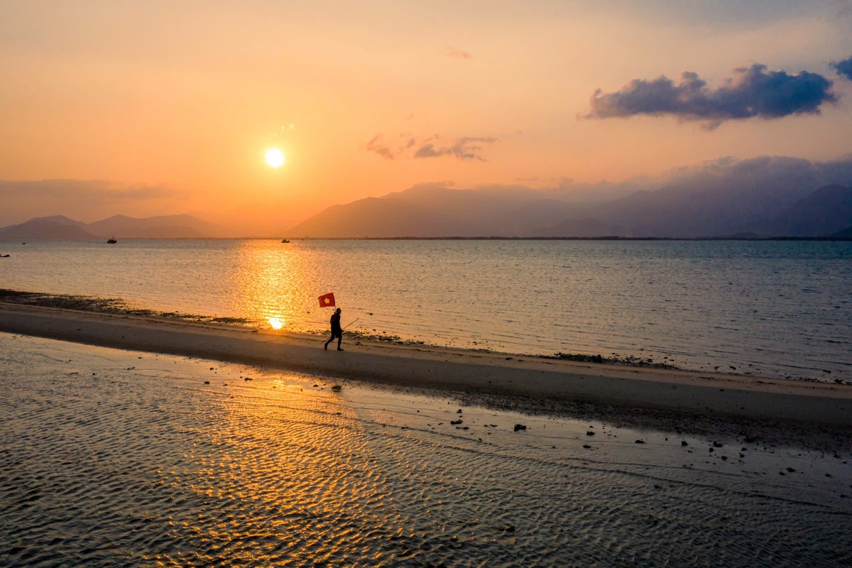 Người dân thôn đảo Điệp Sơn ngóng điện, chờ đò, mơ đổi đời giữa biển mây- Ảnh 1.
