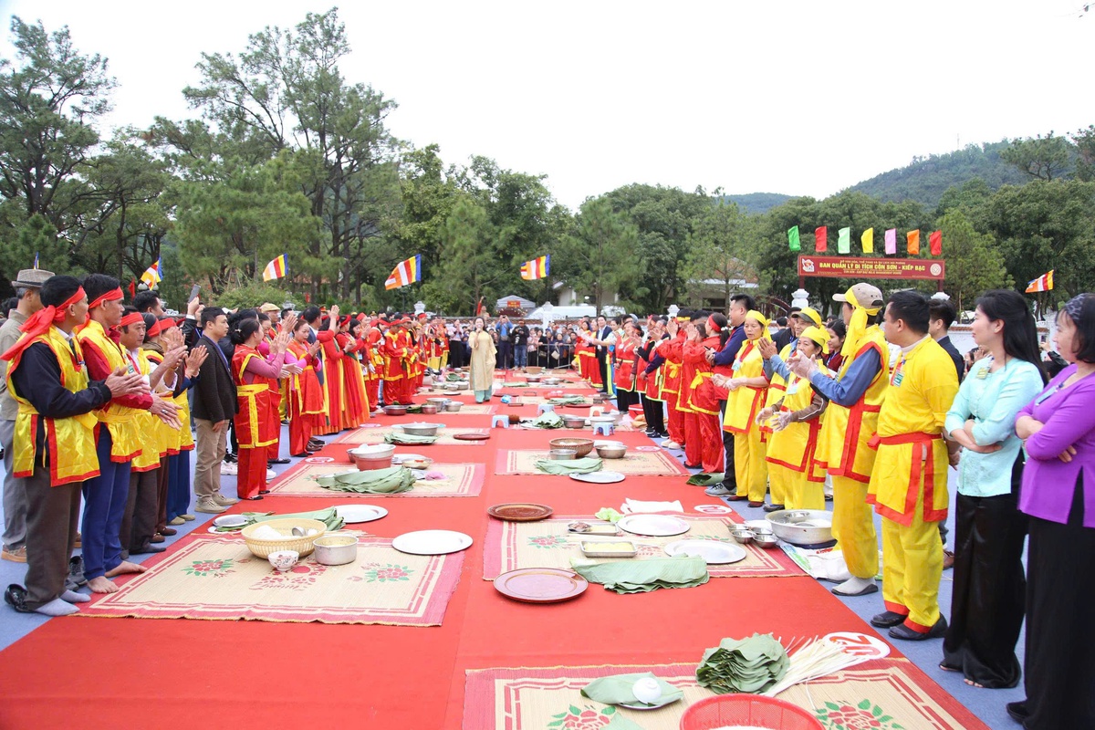 Đội thi phải dừng cuộc thi giã bánh giầy tại Lễ hội Côn Sơn – Kiếp Bạc vì... gạo nếp- Ảnh 2. Đội thi phải dừng cuộc thi giã bánh giầy tại Lễ hội Côn Sơn – Kiếp Bạc vì... gạo nếp- Ảnh 2.