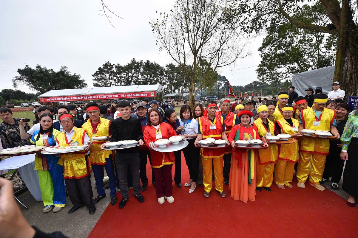 Đội thi phải dừng cuộc thi giã bánh giầy tại Lễ hội Côn Sơn – Kiếp Bạc vì... gạo nếp- Ảnh 5. Đội thi phải dừng cuộc thi giã bánh giầy tại Lễ hội Côn Sơn – Kiếp Bạc vì... gạo nếp- Ảnh 5.