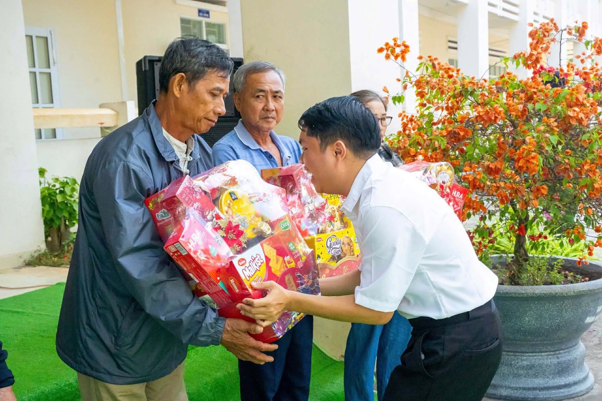 Những lớp học miễn phí của người thầy từng mất ký ức- Ảnh 1.