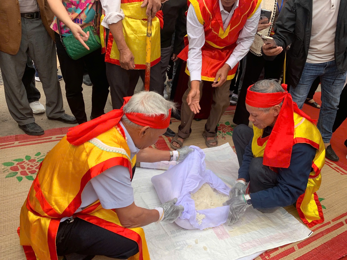 Đội thi phải dừng cuộc thi giã bánh giầy tại Lễ hội Côn Sơn – Kiếp Bạc vì... gạo nếp- Ảnh 4. Đội thi phải dừng cuộc thi giã bánh giầy tại Lễ hội Côn Sơn – Kiếp Bạc vì... gạo nếp- Ảnh 4.