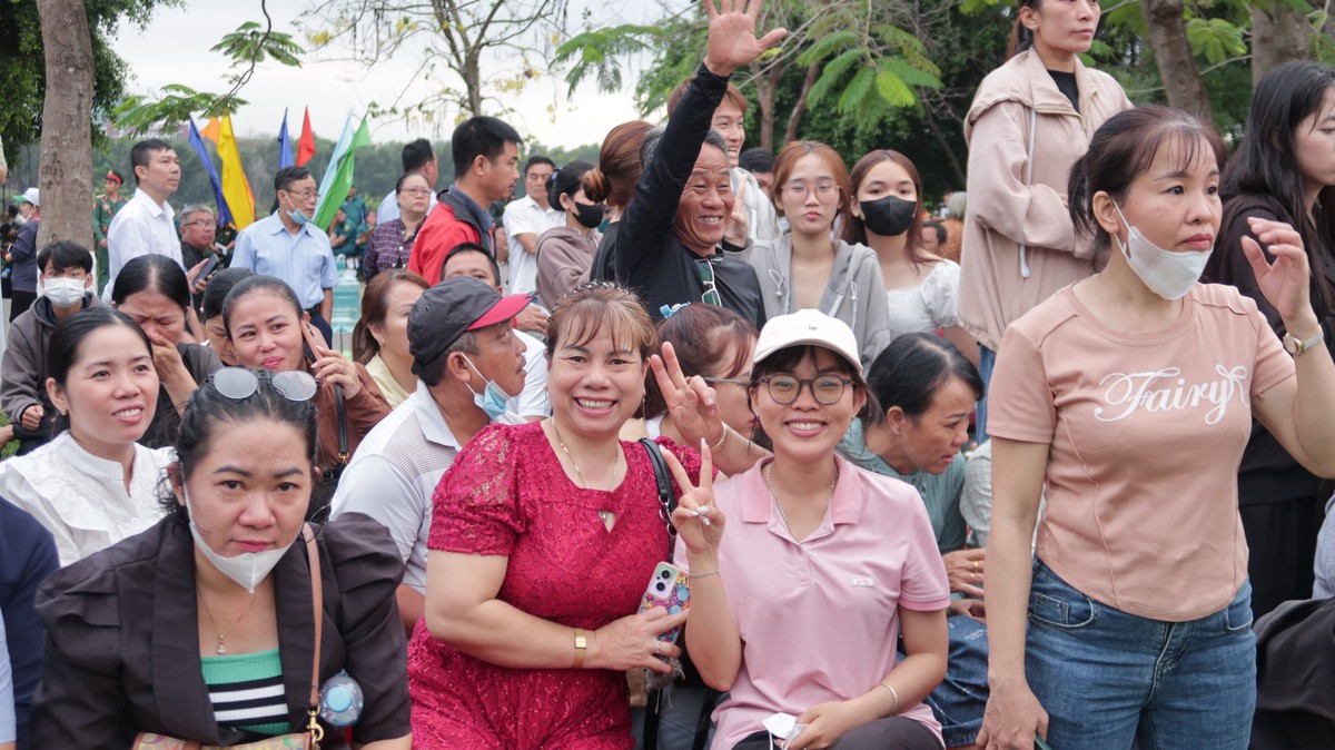 Bố mẹ xúc động tiễn con lên đường nhập ngũ- Ảnh 9. Bố mẹ xúc động tiễn con lên đường nhập ngũ- Ảnh 9.