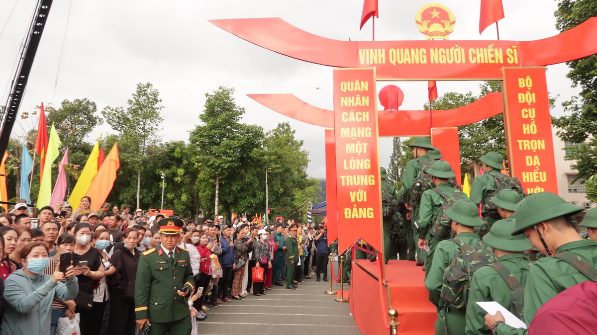 Bố mẹ xúc động tiễn con lên đường nhập ngũ- Ảnh 7. Bố mẹ xúc động tiễn con lên đường nhập ngũ- Ảnh 7.
