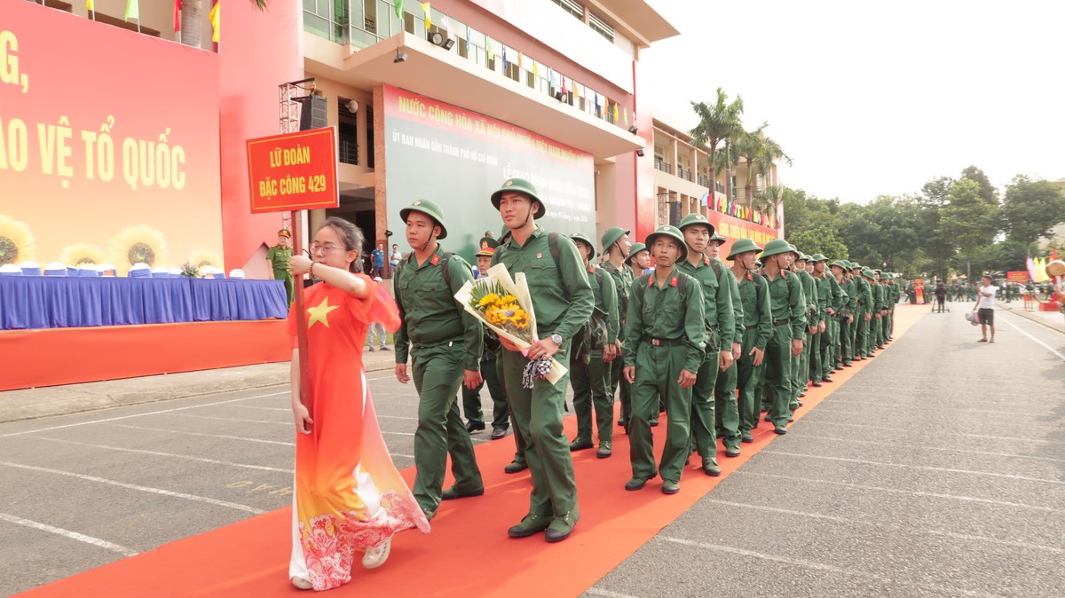 Bố mẹ xúc động tiễn con lên đường nhập ngũ- Ảnh 8. Bố mẹ xúc động tiễn con lên đường nhập ngũ- Ảnh 8.