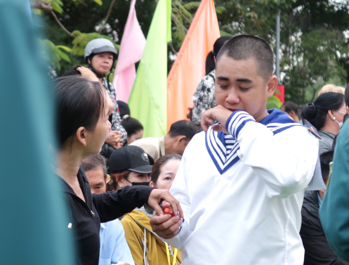 Bố mẹ xúc động tiễn con lên đường nhập ngũ- Ảnh 10. Bố mẹ xúc động tiễn con lên đường nhập ngũ- Ảnh 10.