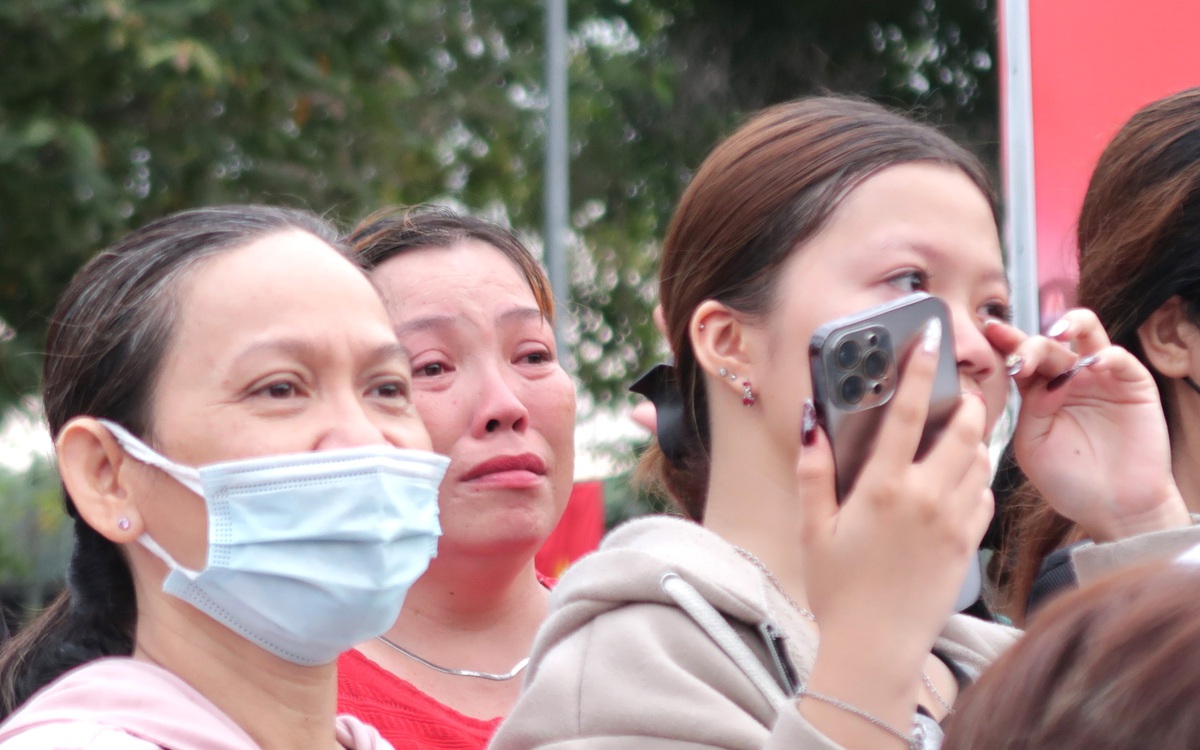 Bố mẹ xúc động tiễn con lên đường nhập ngũ- Ảnh 2. Bố mẹ xúc động tiễn con lên đường nhập ngũ- Ảnh 2.