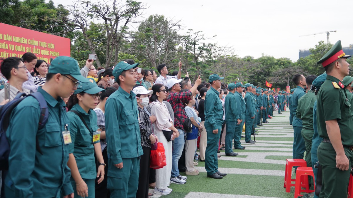 Bố mẹ xúc động tiễn con lên đường nhập ngũ- Ảnh 1. Bố mẹ xúc động tiễn con lên đường nhập ngũ- Ảnh 1.