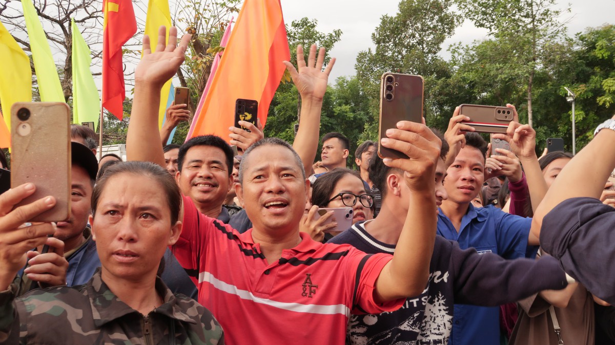 Bố mẹ xúc động tiễn con lên đường nhập ngũ- Ảnh 3. Bố mẹ xúc động tiễn con lên đường nhập ngũ- Ảnh 3.