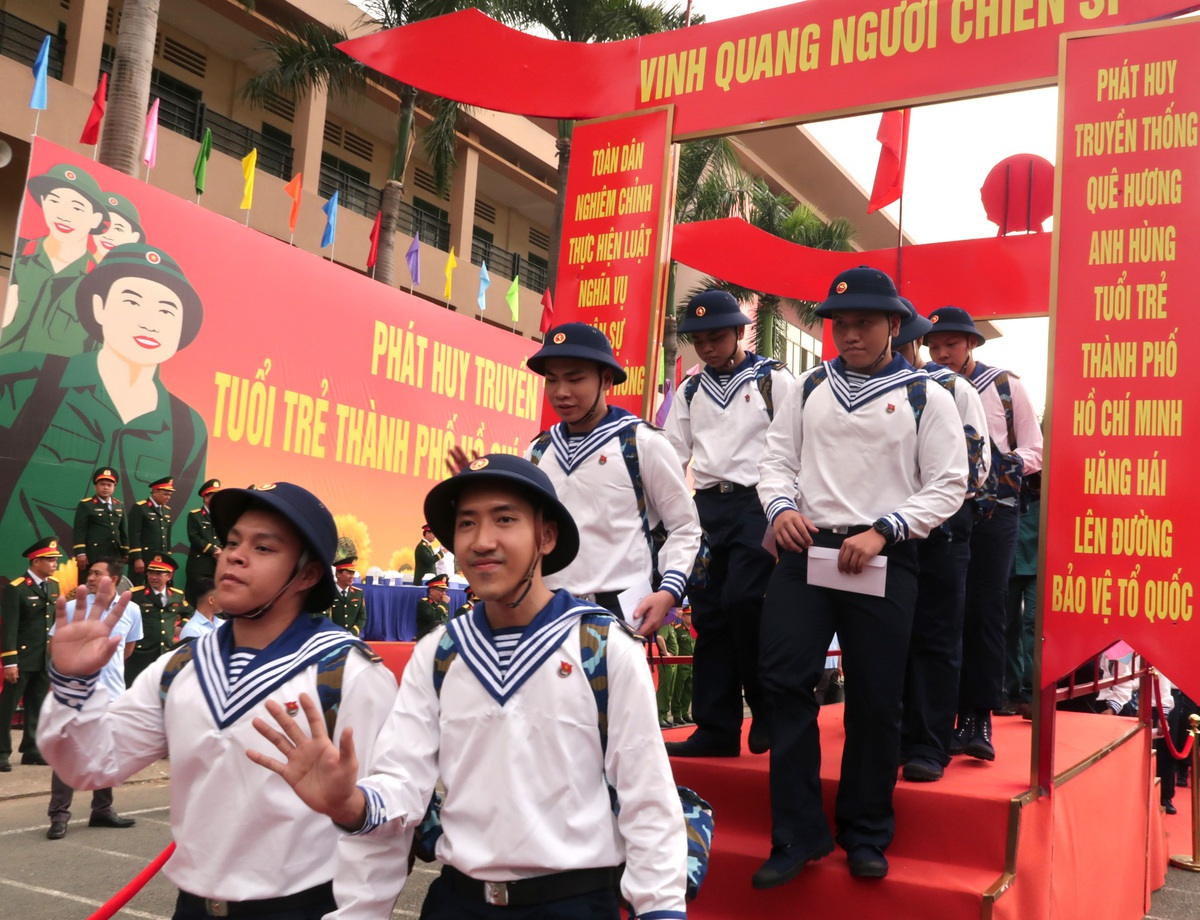 Bố mẹ xúc động tiễn con lên đường nhập ngũ- Ảnh 4. Bố mẹ xúc động tiễn con lên đường nhập ngũ- Ảnh 4.