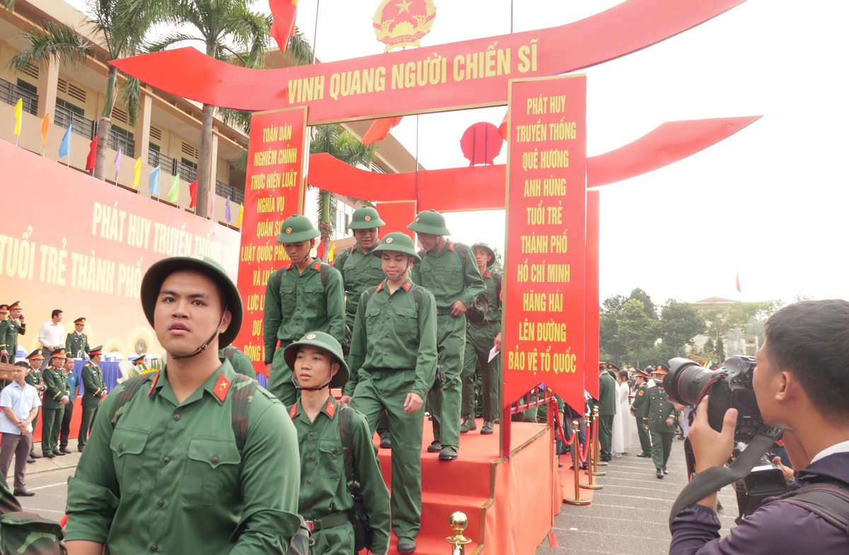 Bố mẹ xúc động tiễn con lên đường nhập ngũ- Ảnh 5. Bố mẹ xúc động tiễn con lên đường nhập ngũ- Ảnh 5.