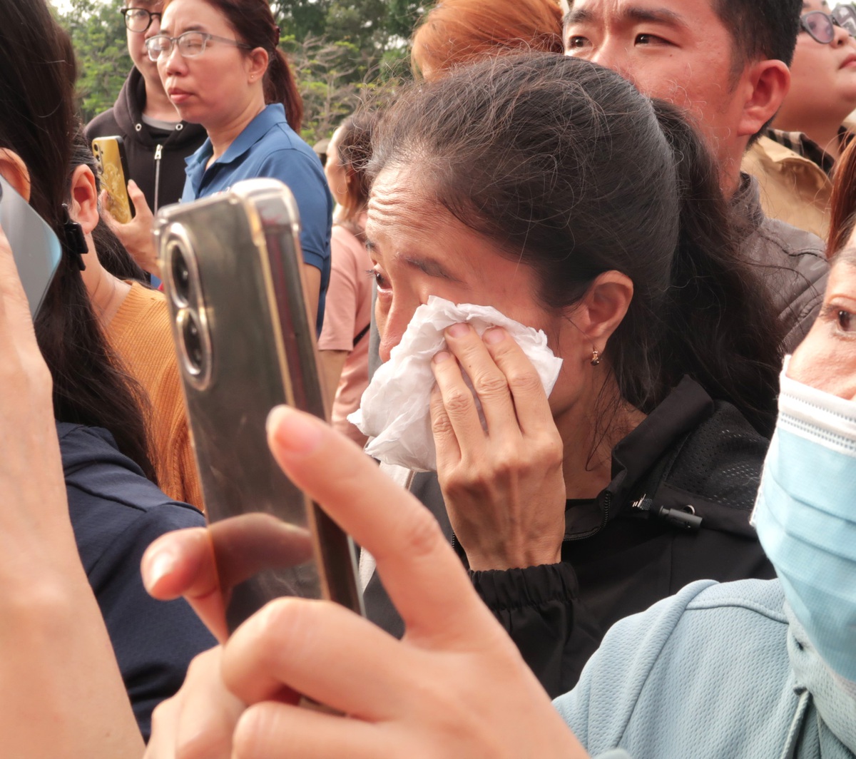 Bố mẹ xúc động tiễn con lên đường nhập ngũ- Ảnh 6. Bố mẹ xúc động tiễn con lên đường nhập ngũ- Ảnh 6.