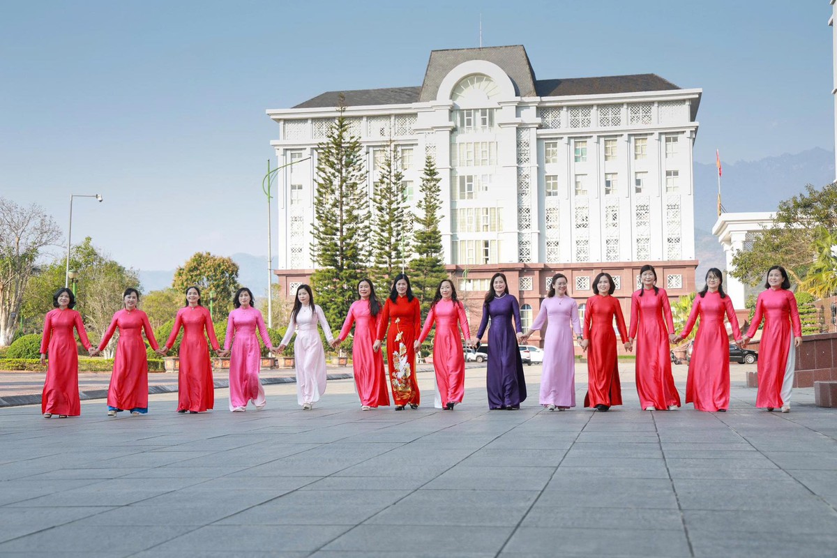 Phụ nữ Lai Châu lan tỏa vẻ đẹp áo dài tự tin nơi công sở- Ảnh 2. Phụ nữ Lai Châu lan tỏa vẻ đẹp áo dài tự tin nơi công sở- Ảnh 2.