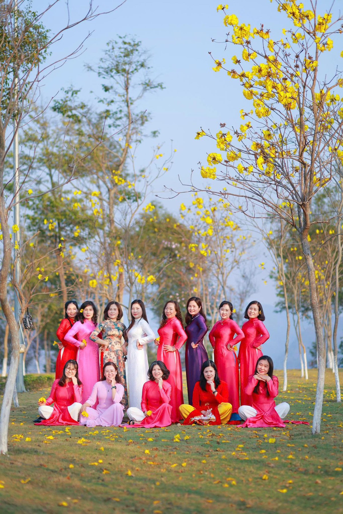 Phụ nữ Lai Châu lan tỏa vẻ đẹp áo dài tự tin nơi công sở- Ảnh 6. Phụ nữ Lai Châu lan tỏa vẻ đẹp áo dài tự tin nơi công sở- Ảnh 6.