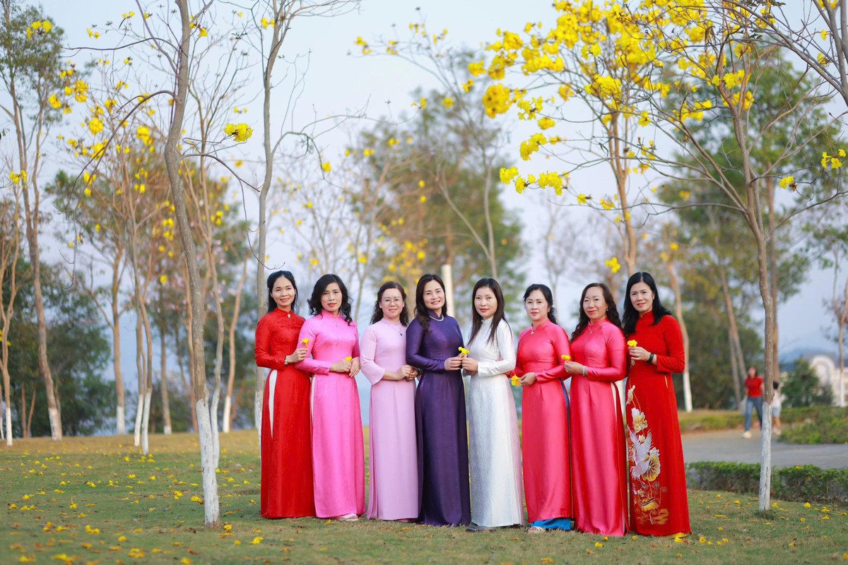 Phụ nữ Lai Châu lan tỏa vẻ đẹp áo dài tự tin nơi công sở- Ảnh 4. Phụ nữ Lai Châu lan tỏa vẻ đẹp áo dài tự tin nơi công sở- Ảnh 4.