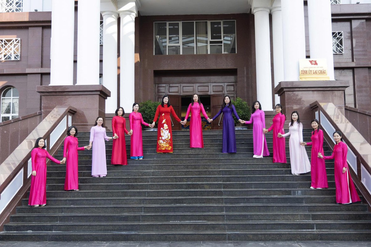 Phụ nữ Lai Châu lan tỏa vẻ đẹp áo dài tự tin nơi công sở- Ảnh 1. Phụ nữ Lai Châu lan tỏa vẻ đẹp áo dài tự tin nơi công sở- Ảnh 1.