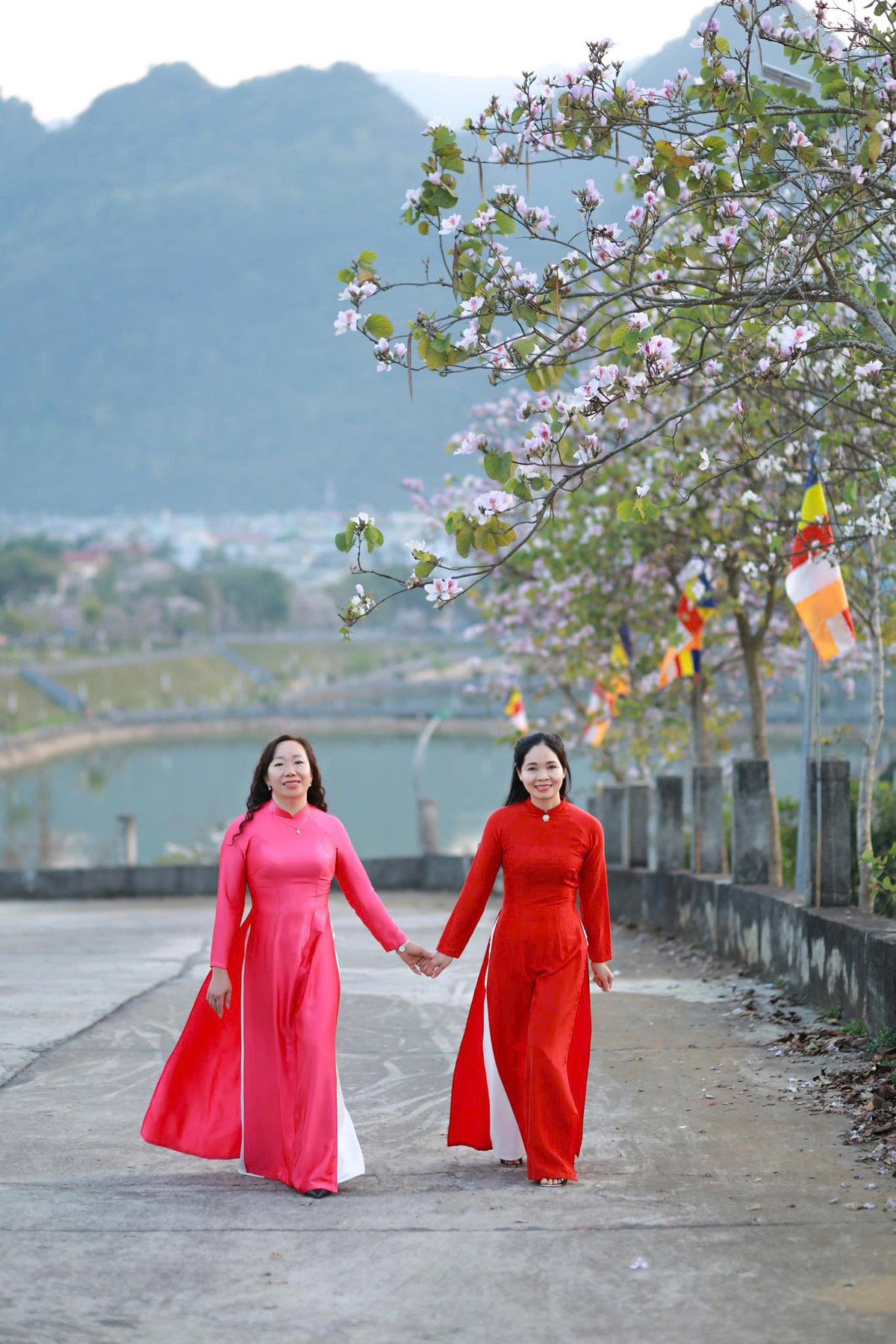 Phụ nữ Lai Châu lan tỏa vẻ đẹp áo dài tự tin nơi công sở- Ảnh 5. Phụ nữ Lai Châu lan tỏa vẻ đẹp áo dài tự tin nơi công sở- Ảnh 5.