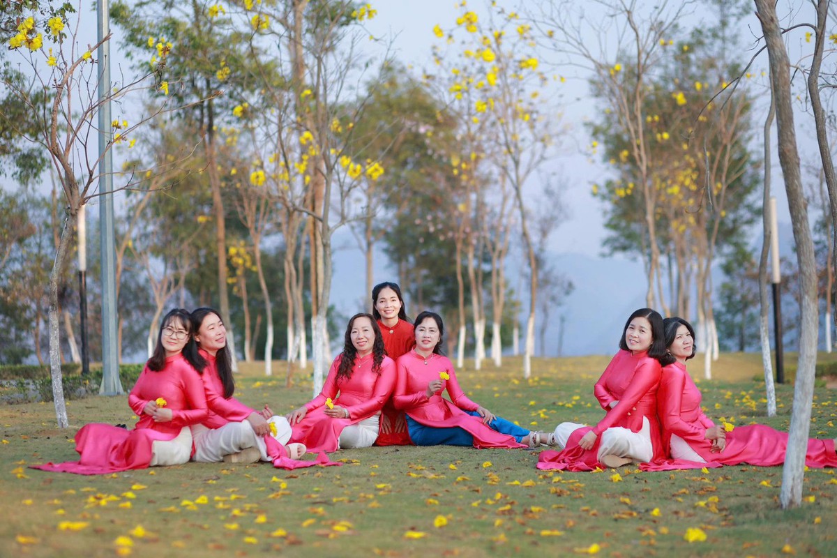 Phụ nữ Lai Châu lan tỏa vẻ đẹp áo dài tự tin nơi công sở- Ảnh 3. Phụ nữ Lai Châu lan tỏa vẻ đẹp áo dài tự tin nơi công sở- Ảnh 3.