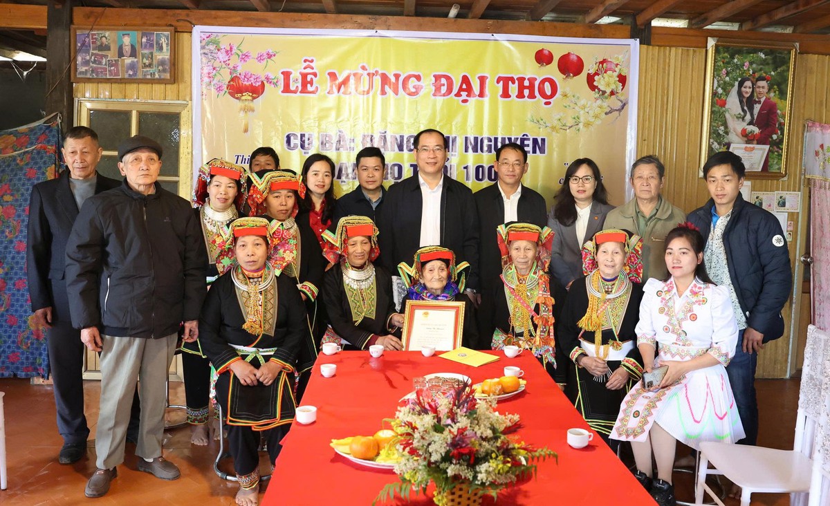 Tặng lụa, quà cho các cụ bà tròn 100 tuổi- Ảnh 1.