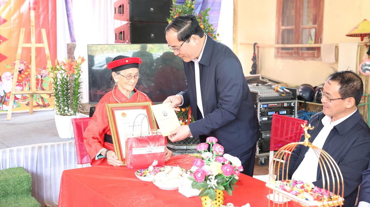 Tặng lụa, quà cho các cụ bà tròn 100 tuổi- Ảnh 3.