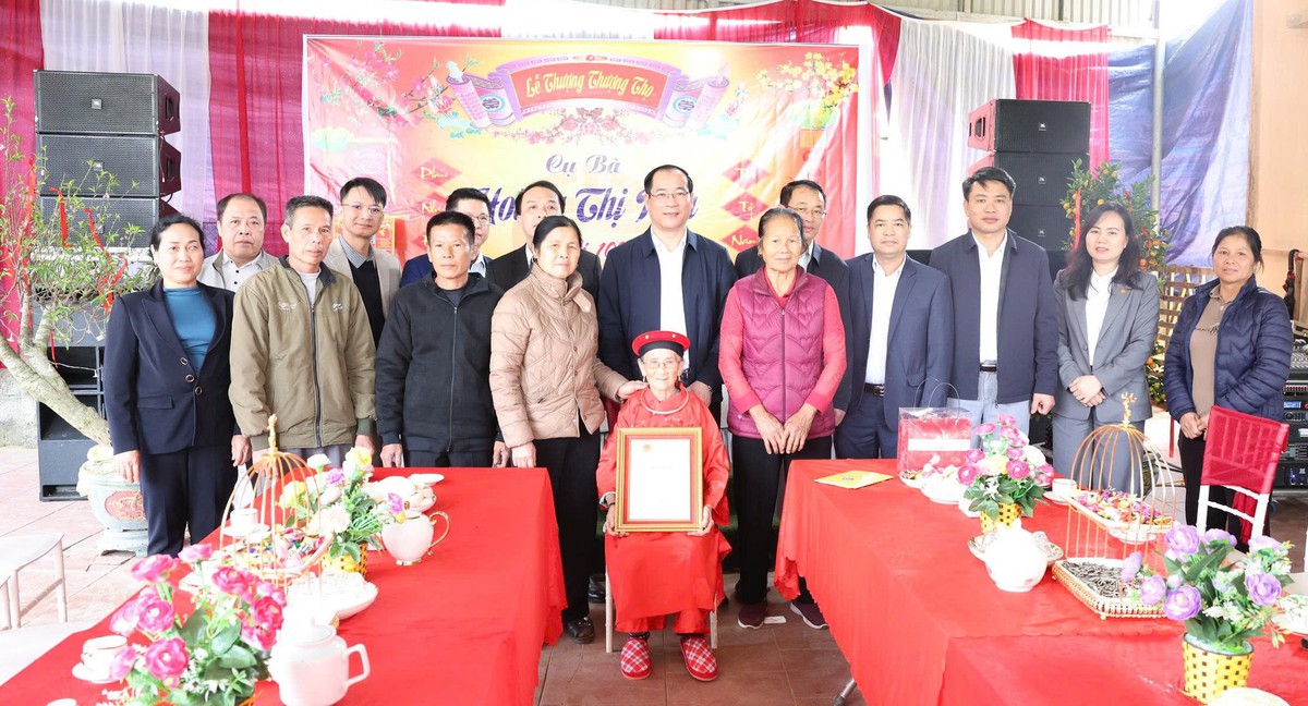 Tặng lụa, quà cho các cụ bà tròn 100 tuổi- Ảnh 4.