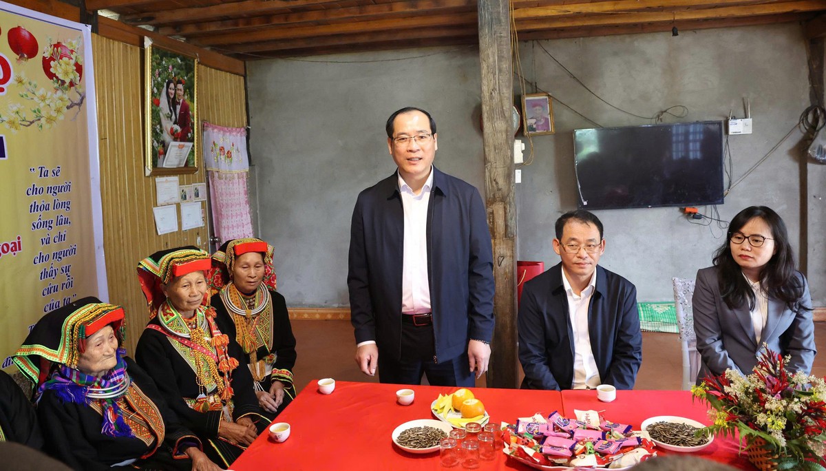 Tặng lụa, quà cho các cụ bà tròn 100 tuổi- Ảnh 2.