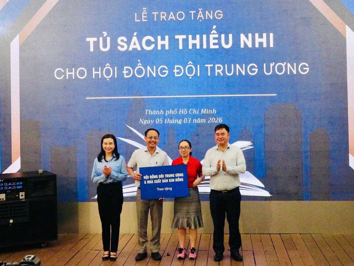 Hội Xuất bản Việt Nam cùng các đơn vị tổ chức trao tặng tủ sách thiếu nhi cho Hội đồng Đội Trung ương, để tiếp tục lan tỏa văn hoá đọc đến các trường học, cơ sở Đoàn - Đội và các điểm sinh hoạt thiếu nhi trên cả nước. Ảnh: BTC
