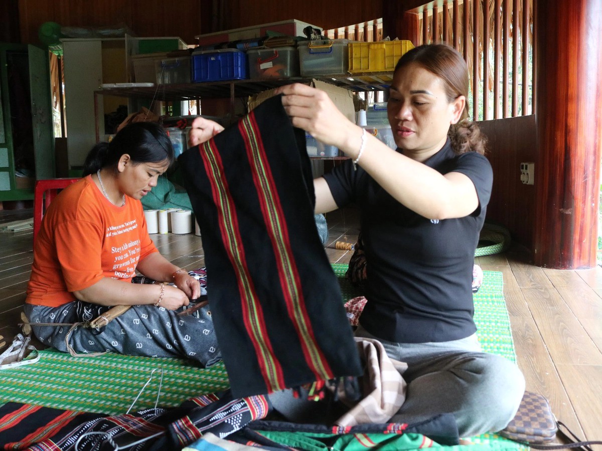 Đà Nẵng: Rực rỡ sắc màu thổ cẩm trong Tuần lễ Áo dài- Ảnh 3.