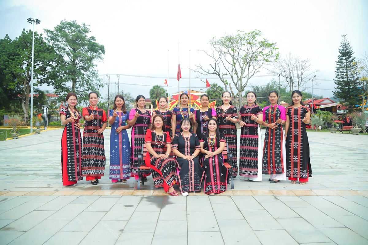 Đà Nẵng: Rực rỡ sắc màu thổ cẩm trong Tuần lễ Áo dài- Ảnh 2.
