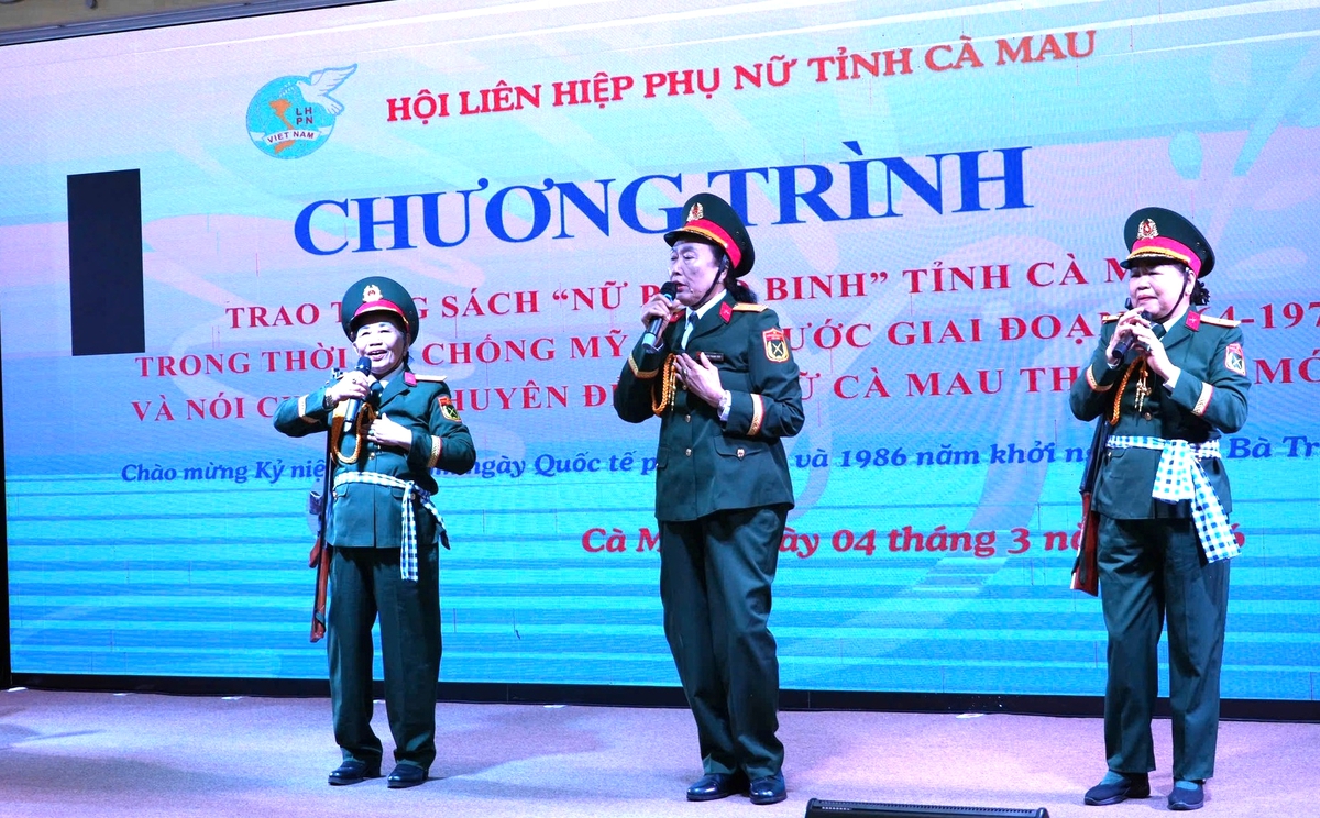 Trao tặng sách tái hiện những ký ức hào hùng của lực lượng nữ pháo binh Cà Mau- Ảnh 1. Trao tặng sách tái hiện những ký ức hào hùng của lực lượng nữ pháo binh Cà Mau- Ảnh 1.