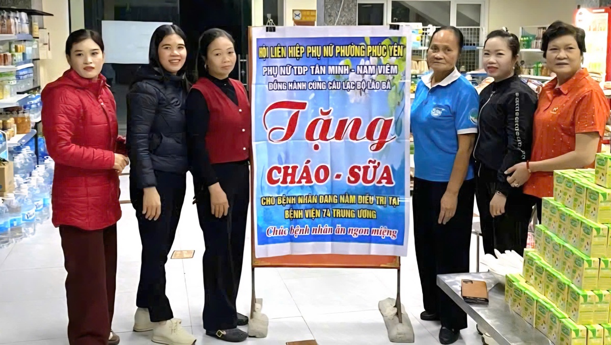 Đại diện Hội LHPN phường Phúc Yên (Phú Thọ) và CLB Lão Bà tặng cháo, sữa cho bệnh nhân tại Bệnh viện 74 Trung ương (phường Phúc Yên)