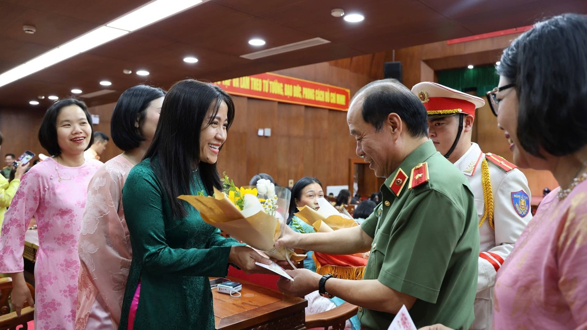 Hội Phụ nữ Công an Đà Nẵng phát động phong trào "Nuôi heo đất vì người nghèo"- Ảnh 1.