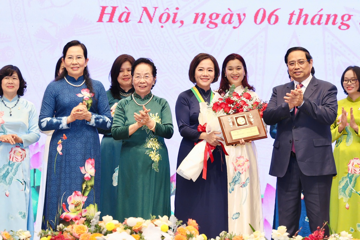 Trao Giải thưởng Kovalevskaia năm 2025 cho 1 tập thể và 1 cá nhân nhà khoa học nữ- Ảnh 1.