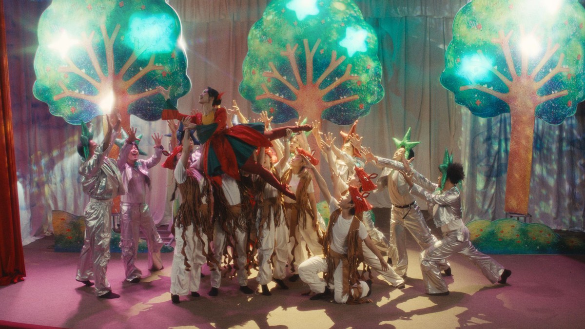 Phim xây dựng khéo léo nhiều phân cảnh các diễn viên kết hợp múa, hát và diễn. Ảnh: ĐPCC