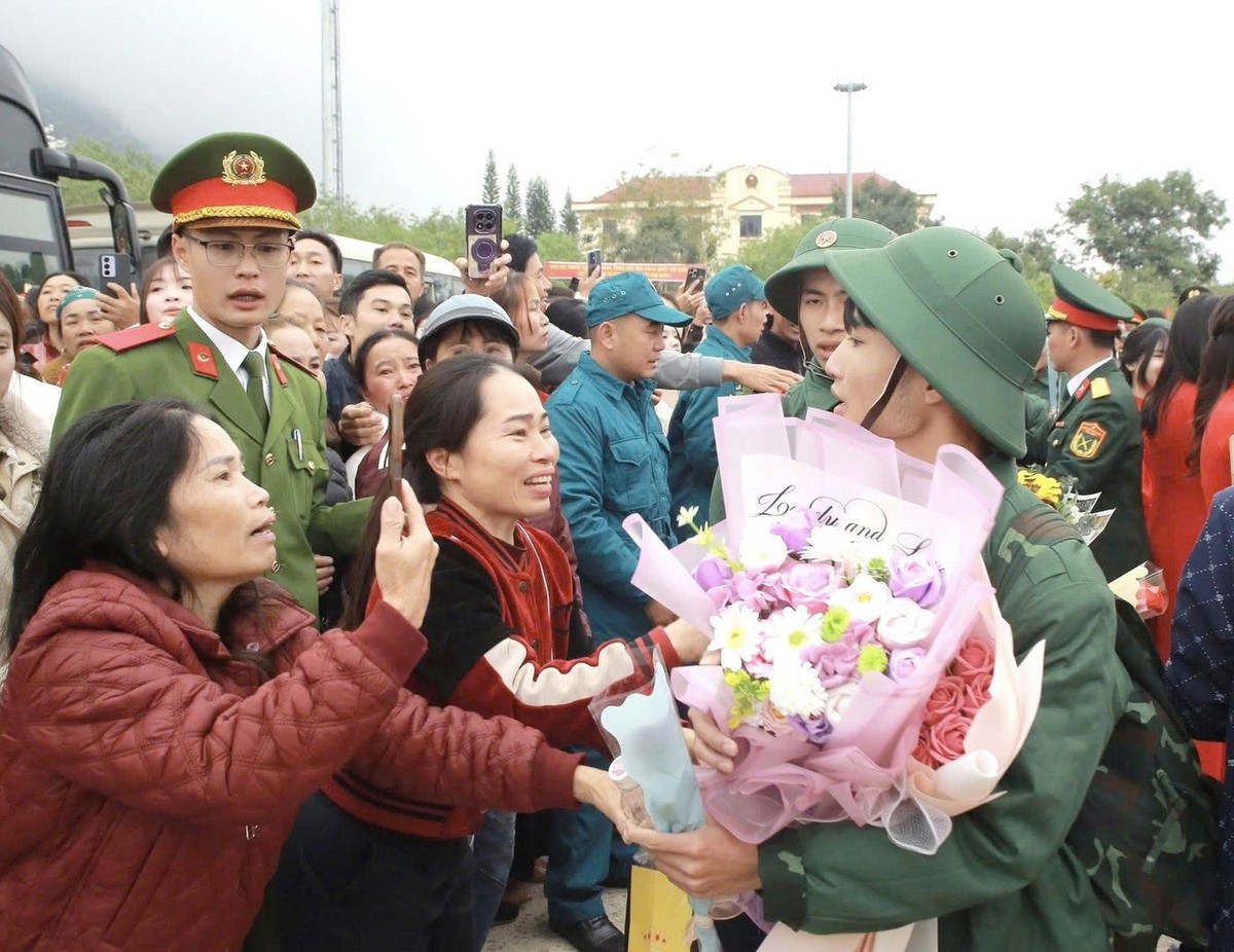 Phụ nữ Sơn La tiếp sức cho hàng nghìn tân binh lên đường nhập ngũ- Ảnh 5.