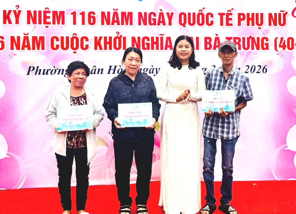 Nhằm chung tay cùng chính quyền địa phương chăm lo cho người dân có hoàn cảnh khó khăn, tại chương trình, Hội LHPN phường cũng đề xuất trao tặng sổ hỗ trợ khó khăn đột xuất và thẻ bảo hiểm y tế cho hội viên phụ nữ và người dân có hoàn cảnh khó khăn. Ảnh: Hồ Lam