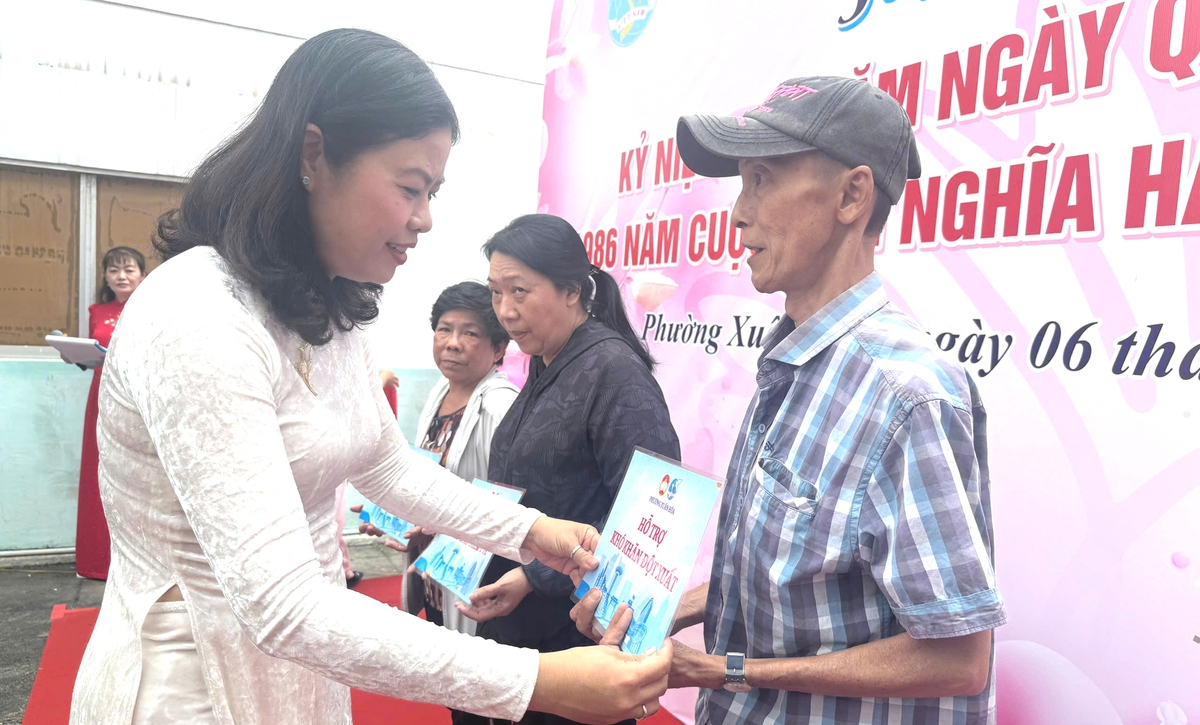 Chủ tịch Hội LHPN phường Xuân Hòa Đoàn Thị Thu Hằng hỗ trợ