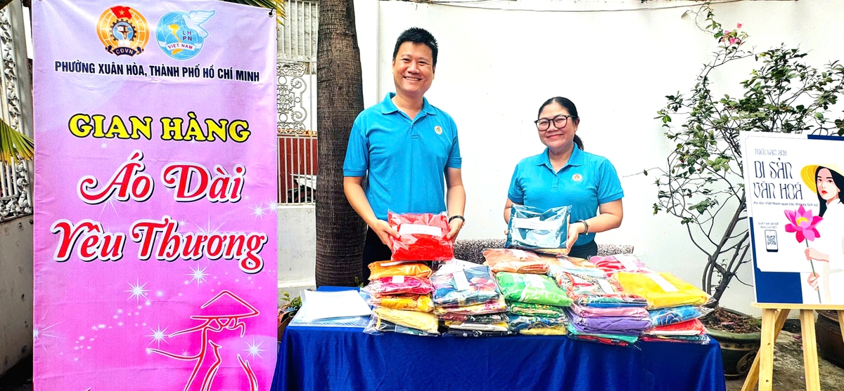 Gian hàng Áo dài yêu thương trao tặng áo dài Việt cho hội viên, phụ nữ. Ảnh: Hồ Lam